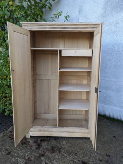 Armoire en bois naturel