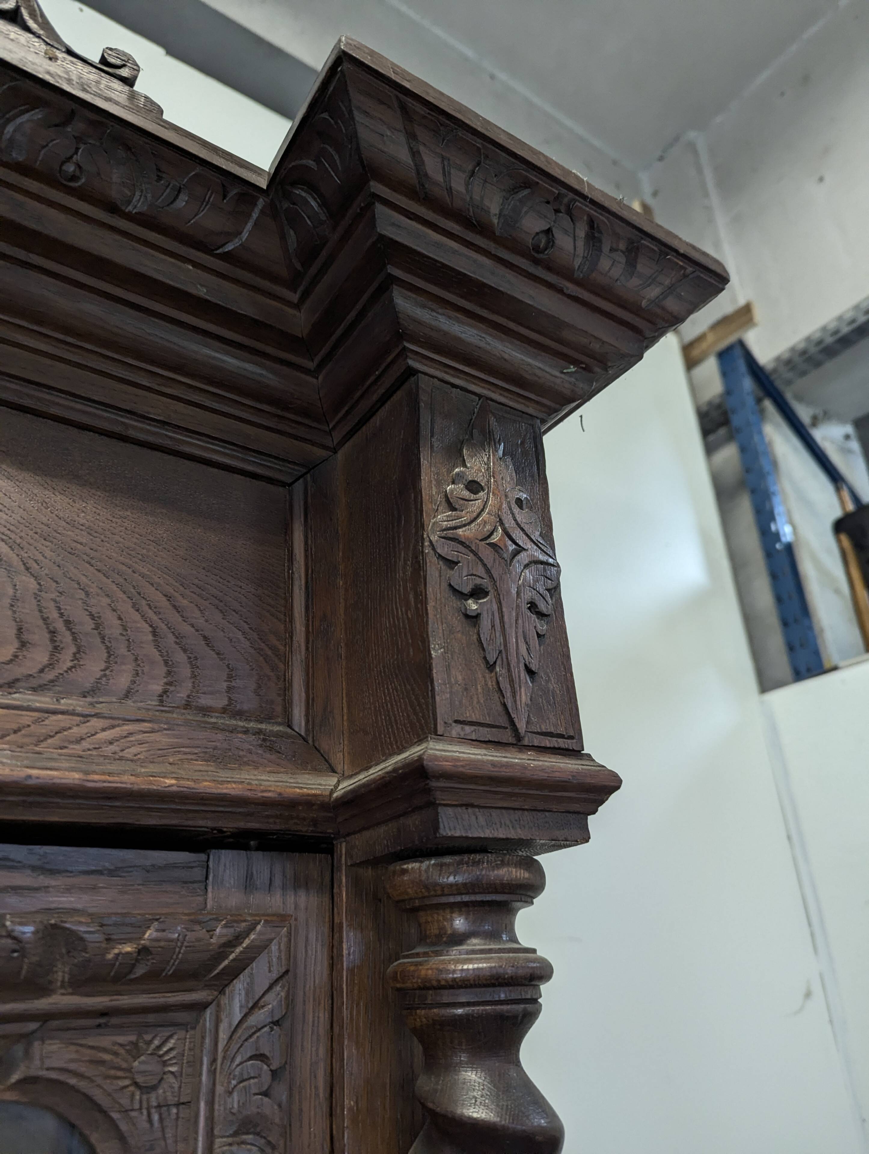 Bibliothèque vitrée de style Louis XIII en chêne