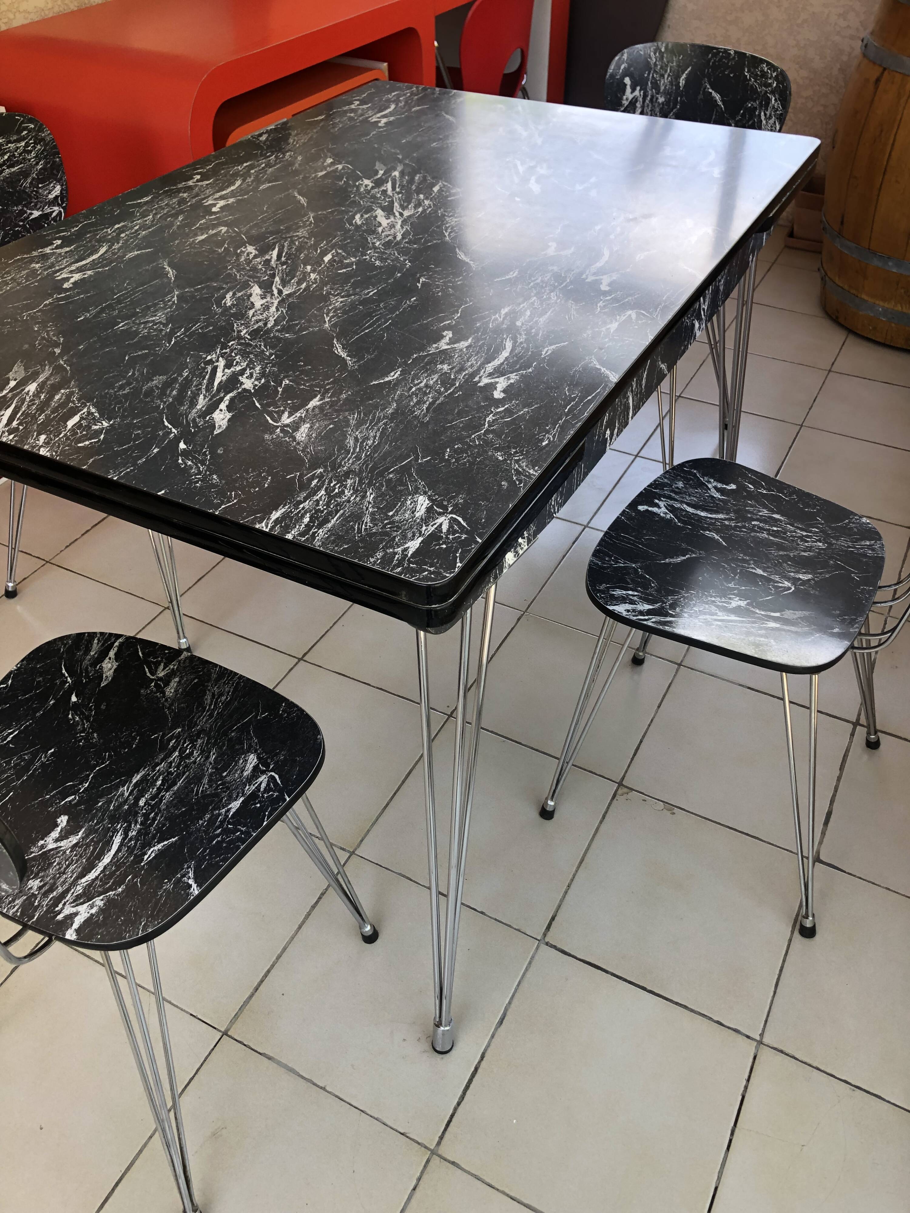 Ensemble table et 4 chaises Formica effet marbre
