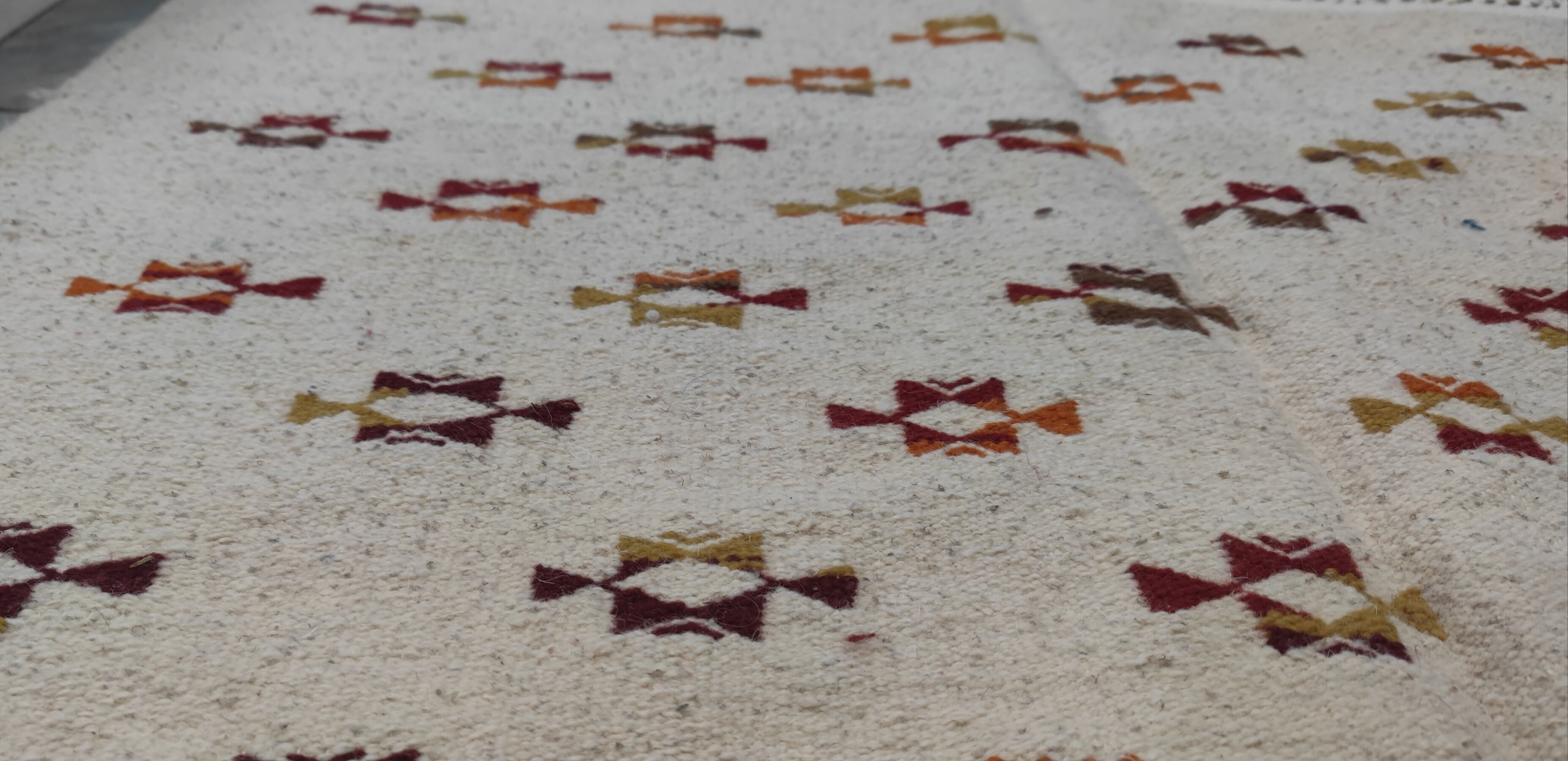 White and brown hand-woven rugs 125x180cm