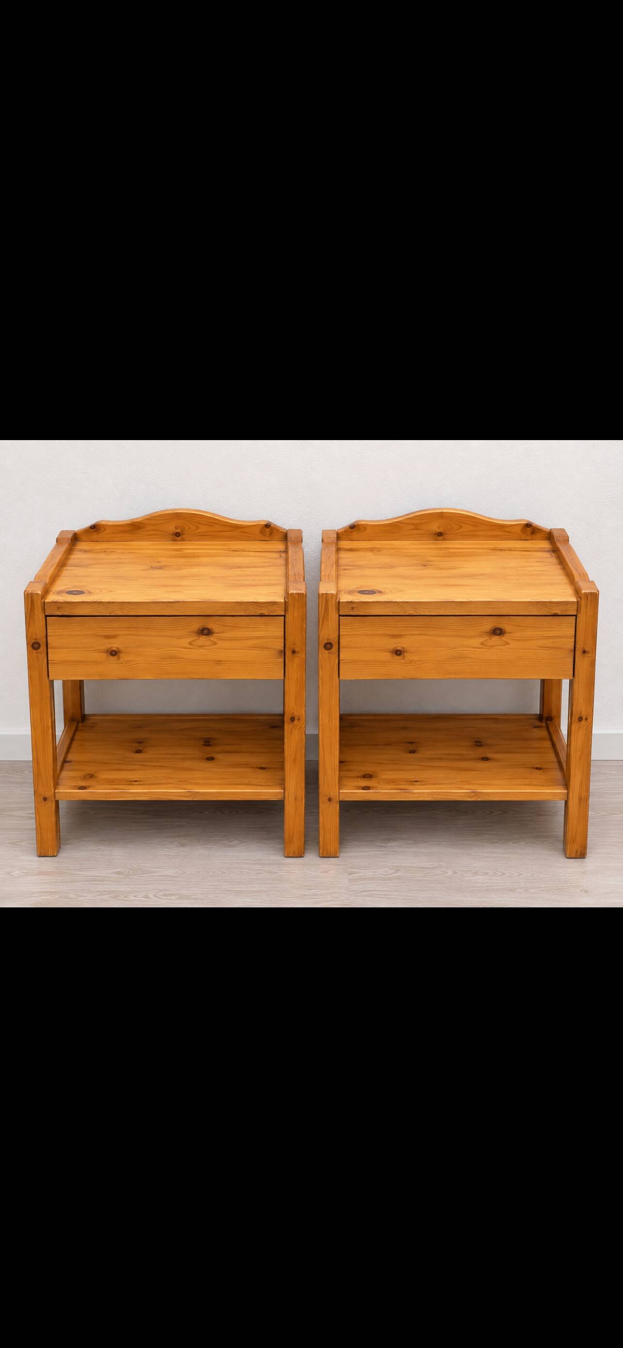 2 tables de chevet vintage en bois