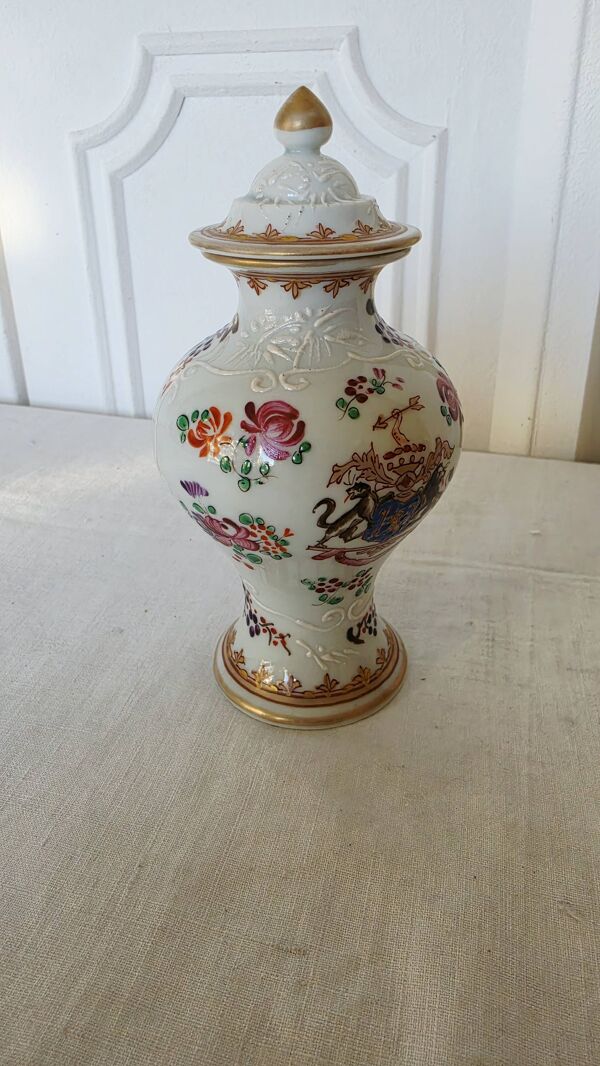 Petit pot en porcelaine peint à la main par Samson Paris, style Compagnie d