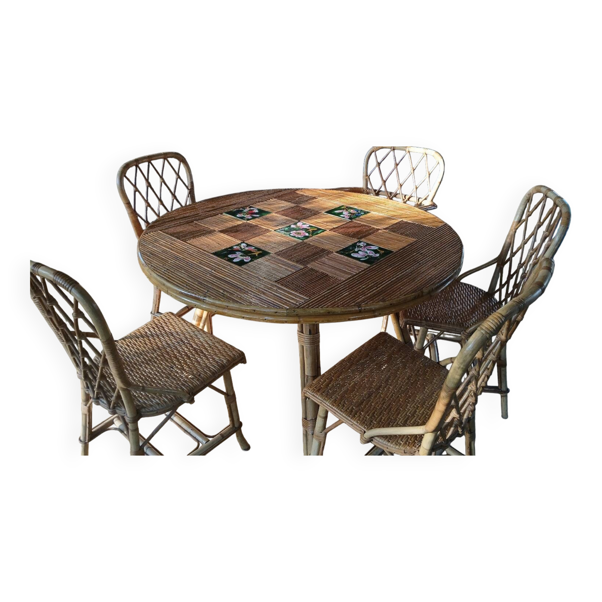 Round dining table Audoux Minet with 4 chairs and 2 armchairs.
