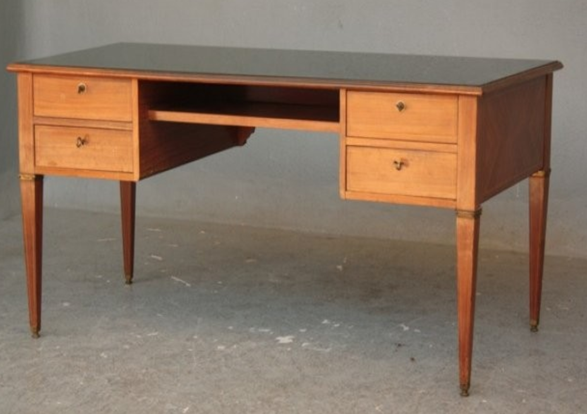Bureau de style Louis XVI plaqué acajou