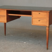 Bureau de style Louis XVI plaqué acajou