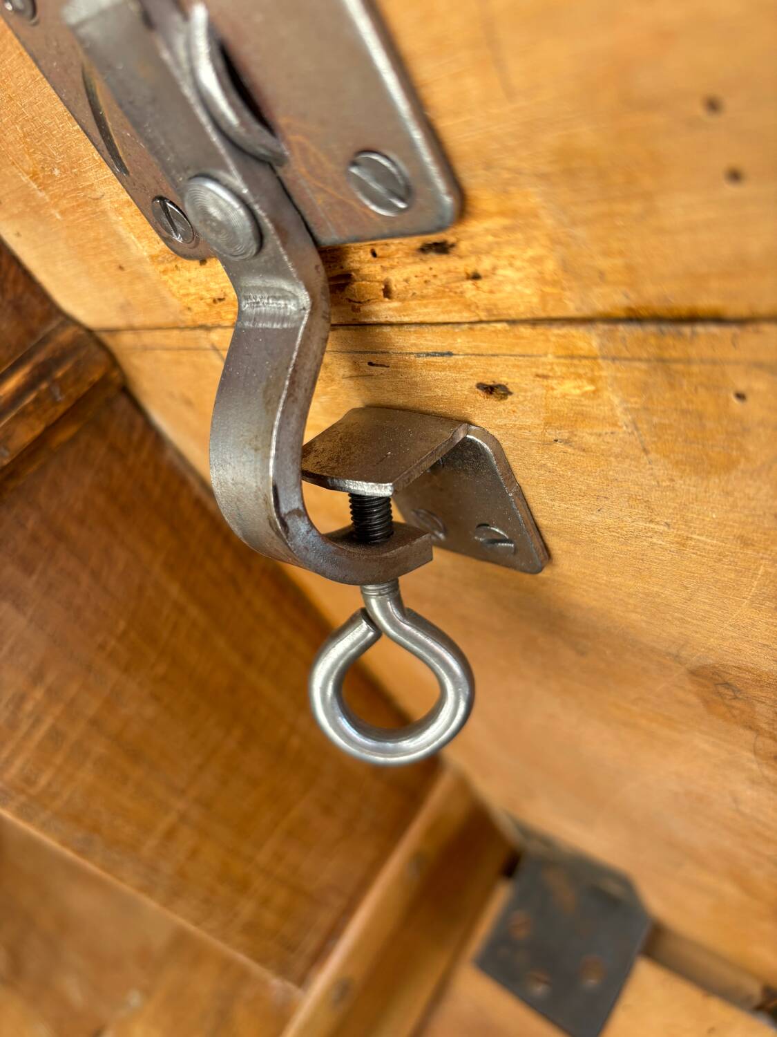 Antique round extendable table without extension