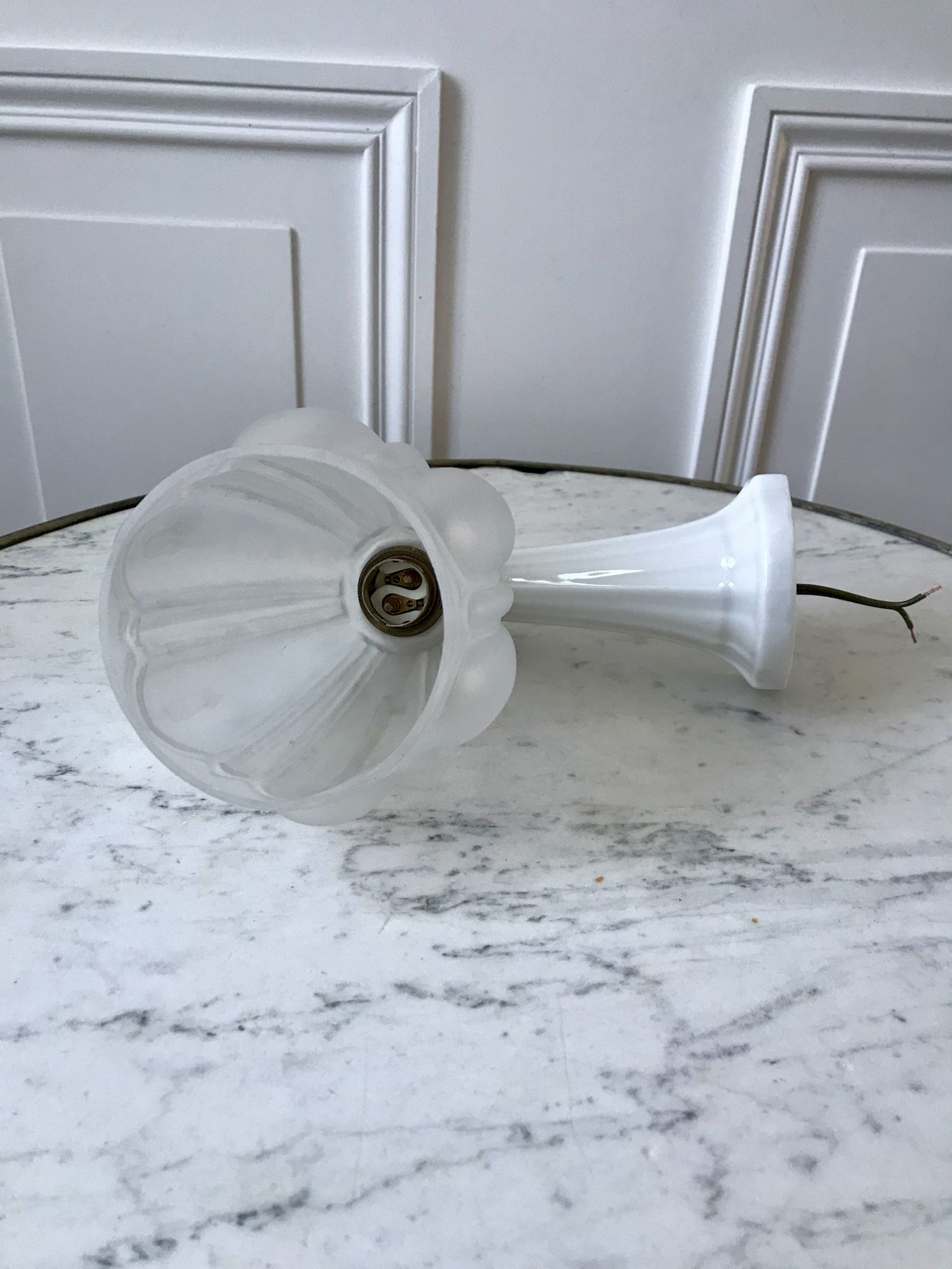 Art Deco wall lamp in molded glass and porcelain 30s