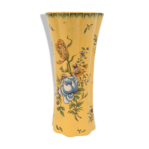 Vase en faience à décor polychrome
