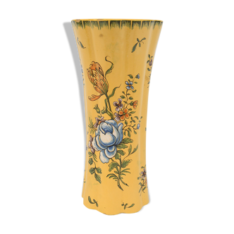 Vase en faience à décor polychrome de fleurs