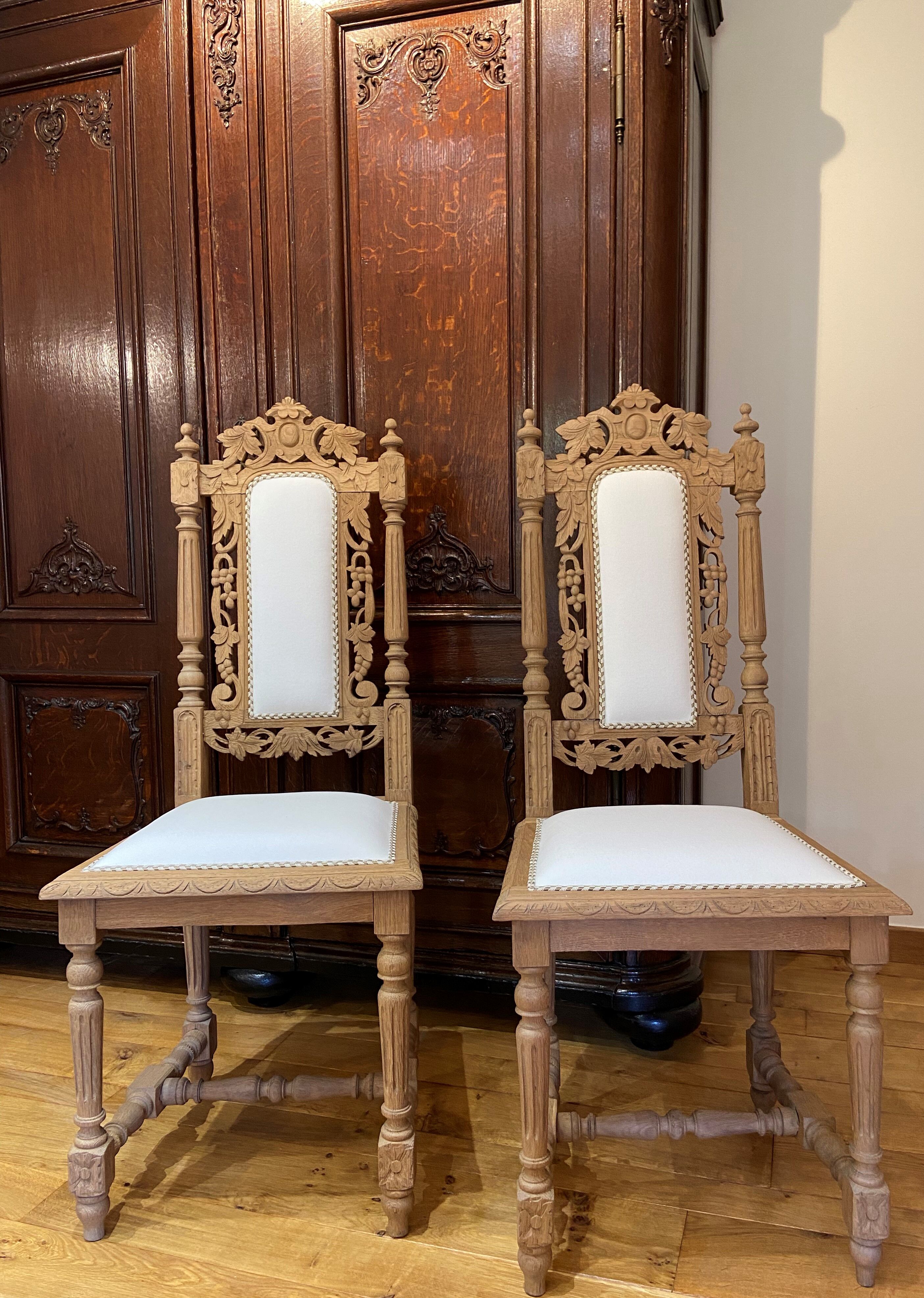 Set of 2 wooden chairs