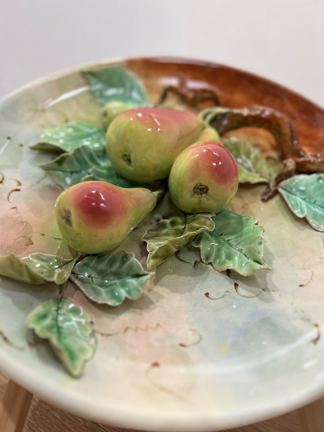 Plate decoration pears Barbotine