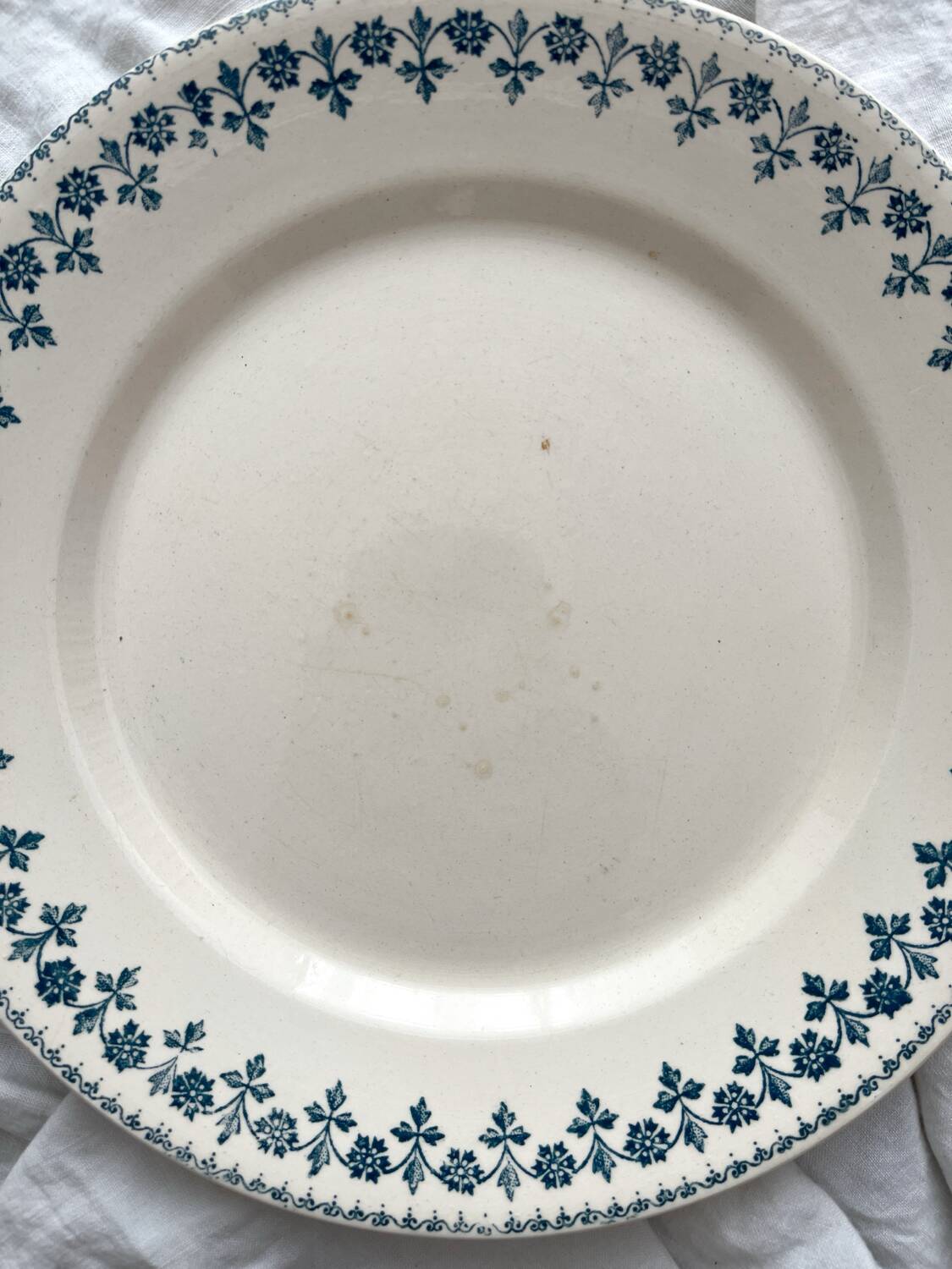 4 flat plates in “Barbeaux” ironstone, Clairefontaine earthenware