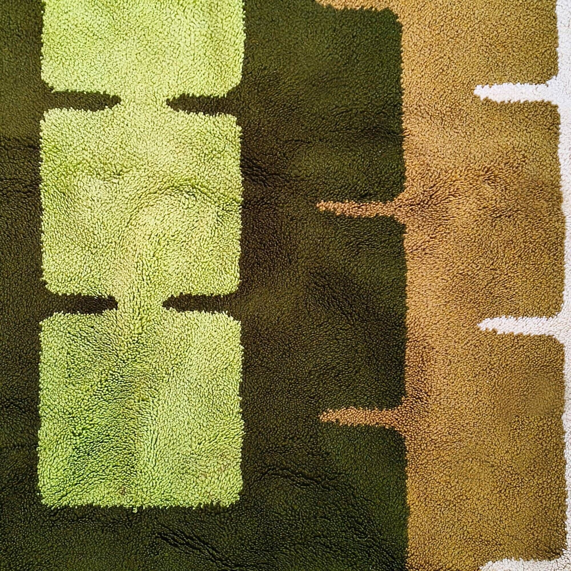 1970s gorgeous geometric space age rug in wool. Made in Italy