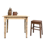 Table aux pieds tournés