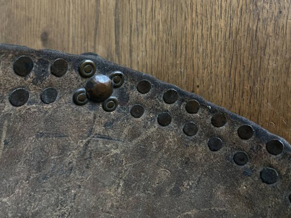 Corbeille à papier en cuir clouté Arts & Crafts 1920 art populaire