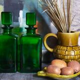 Duo de flacons-carafes en verre vert vintages