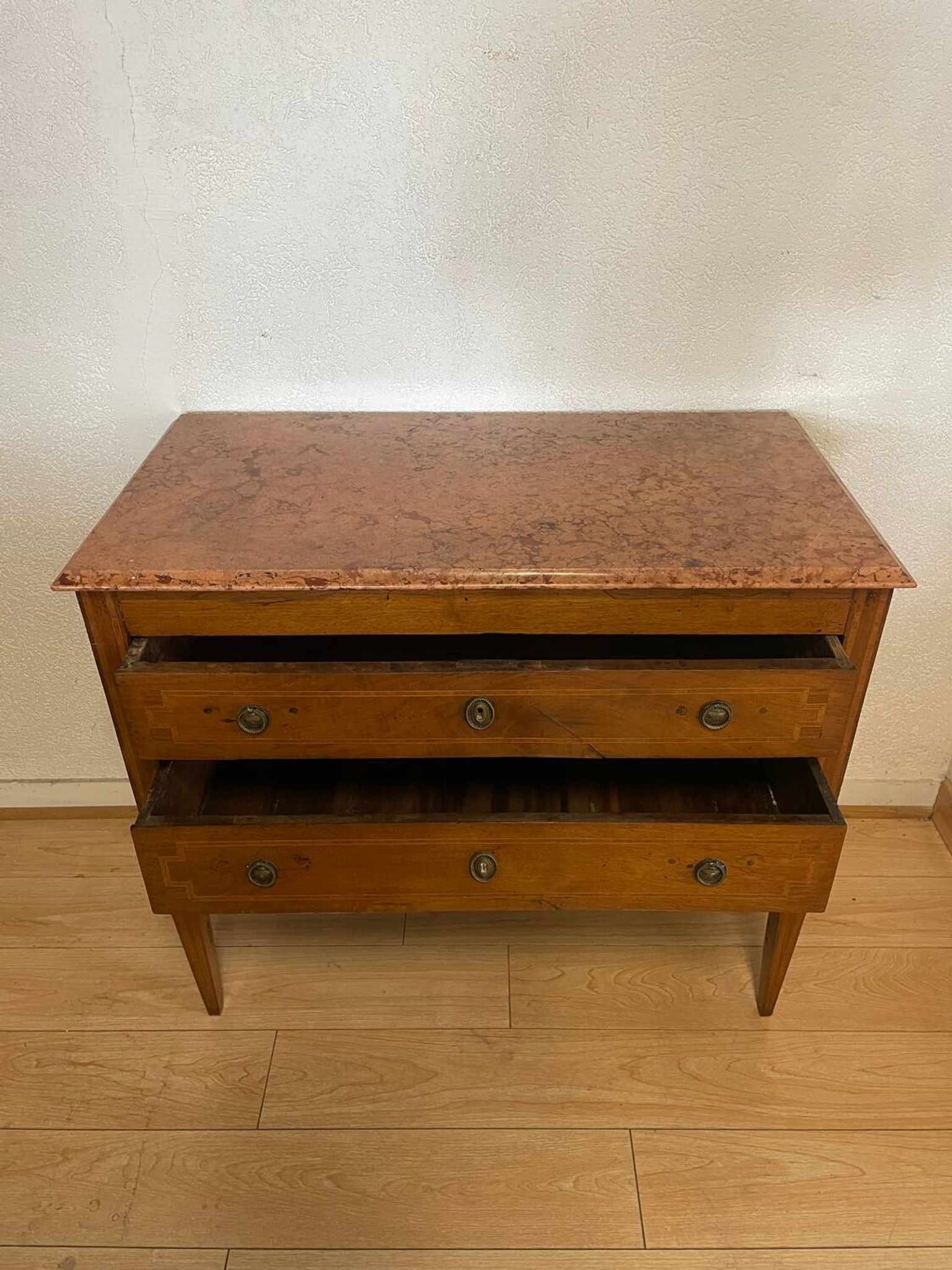 Commode Louis XVI en Noyer et Marqueterie