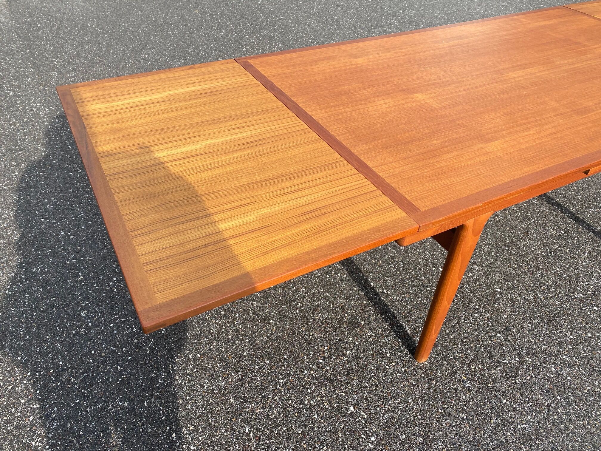 Niels calf otto dining table with extensions