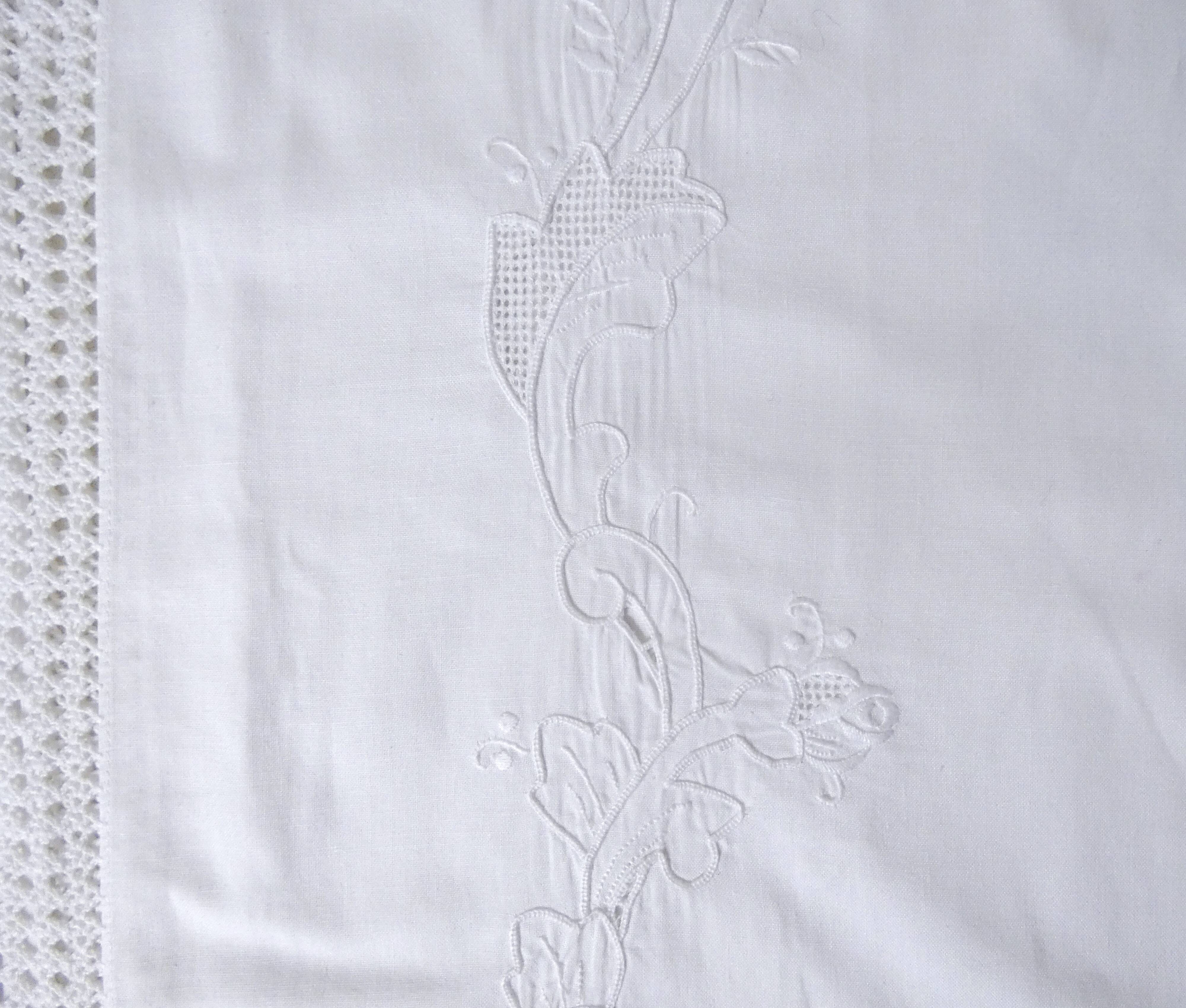 Ancienne nappe blanche brodée rectangulaire 150 x 100 cm