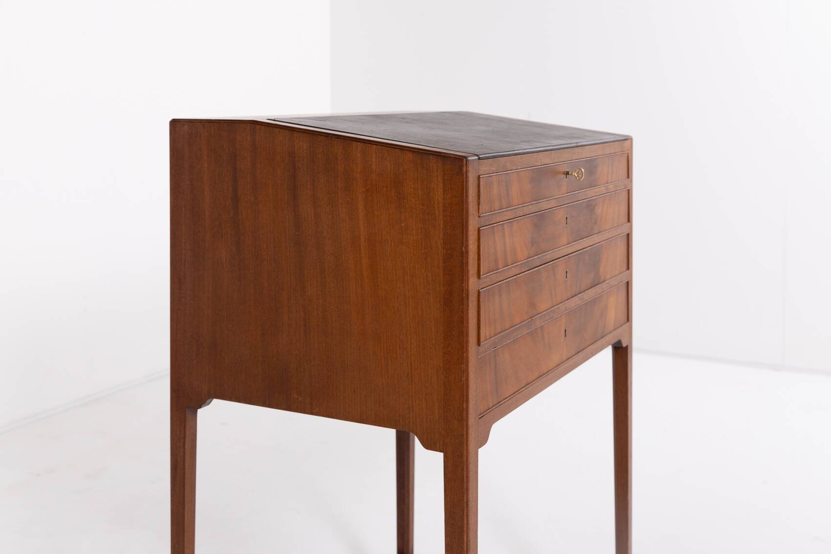 Bureau debout danois moderne du milieu du siècle de Frits Henningsen