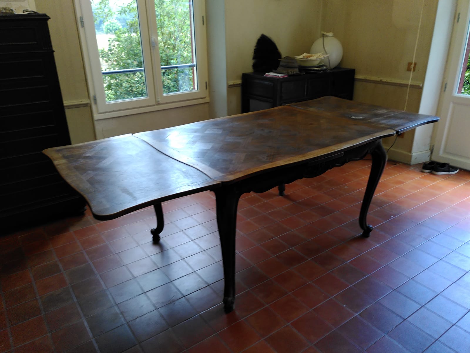 Dining table with extensions