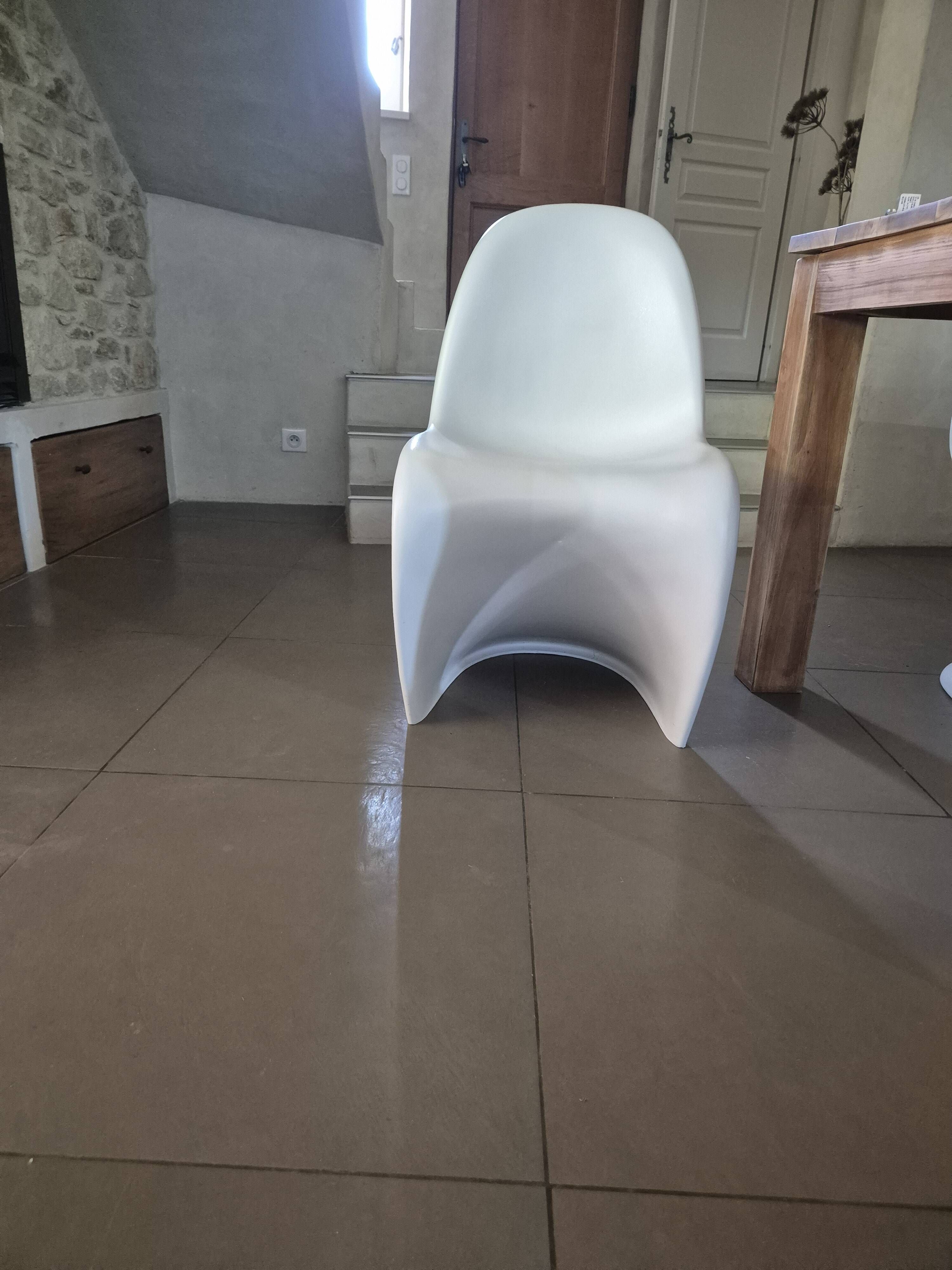 10 white chairs in the style of Verner Panton