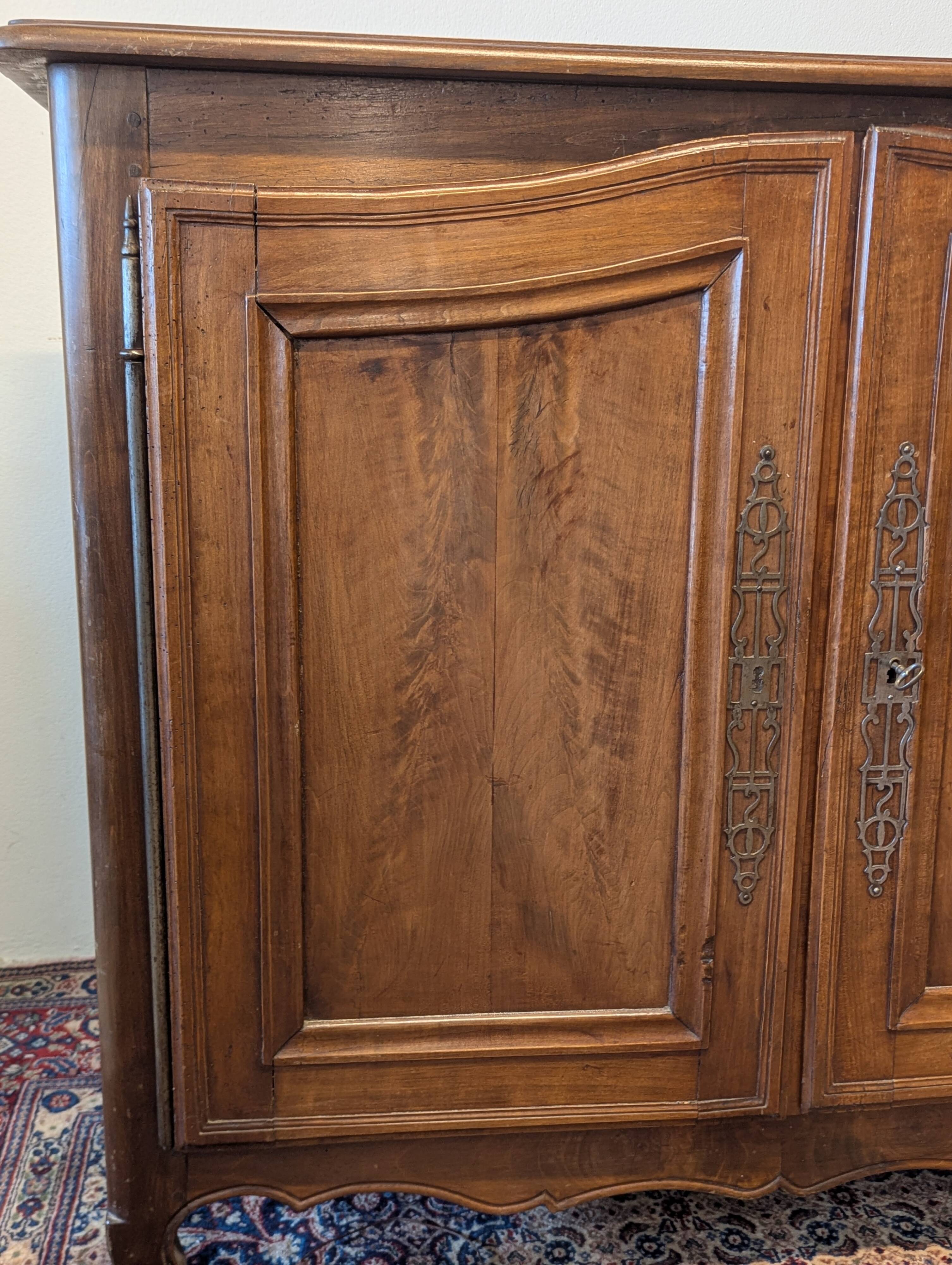 Small oak and knot buffet