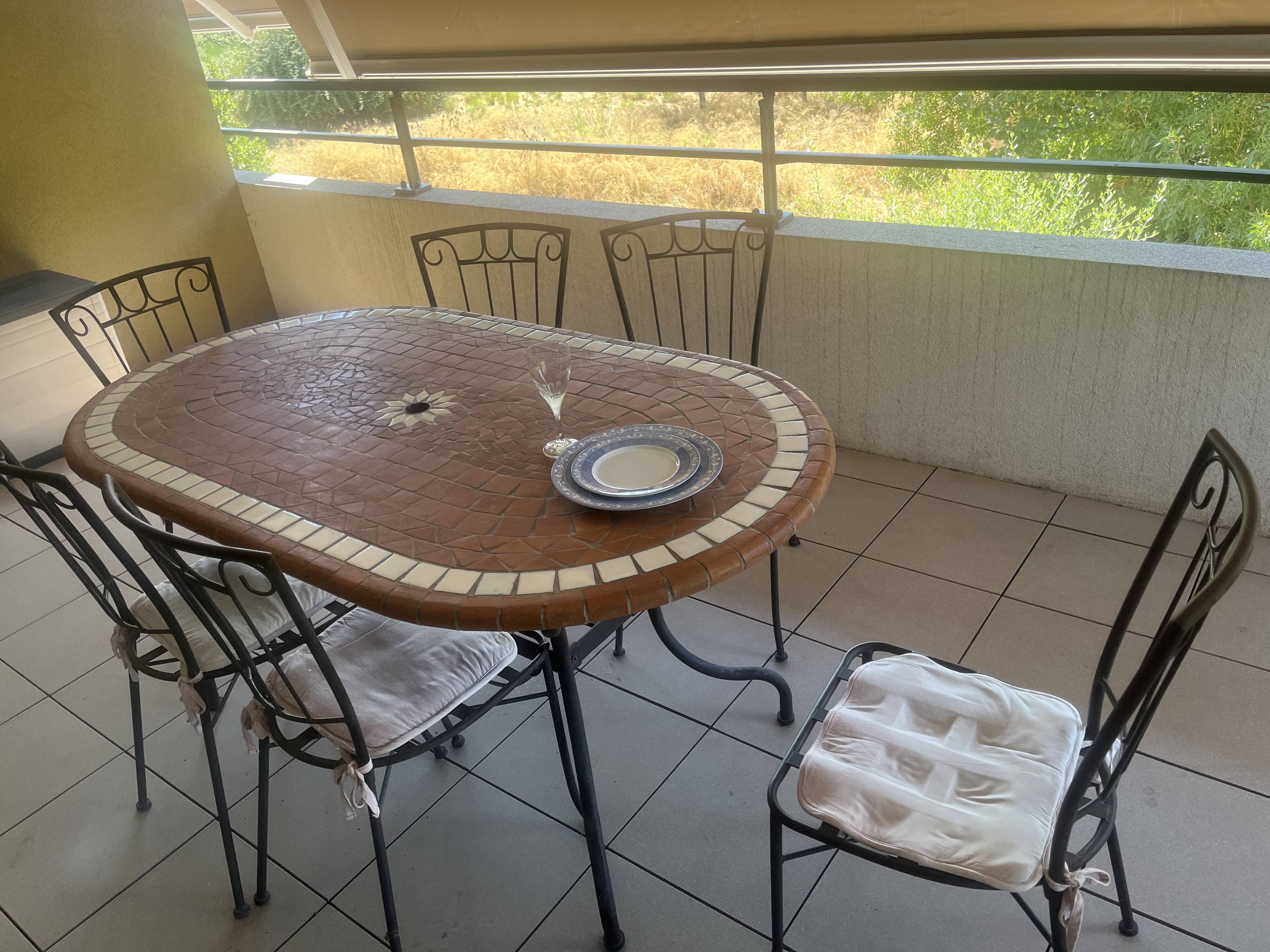 Table ovale en mosaïque et 6 chaises
