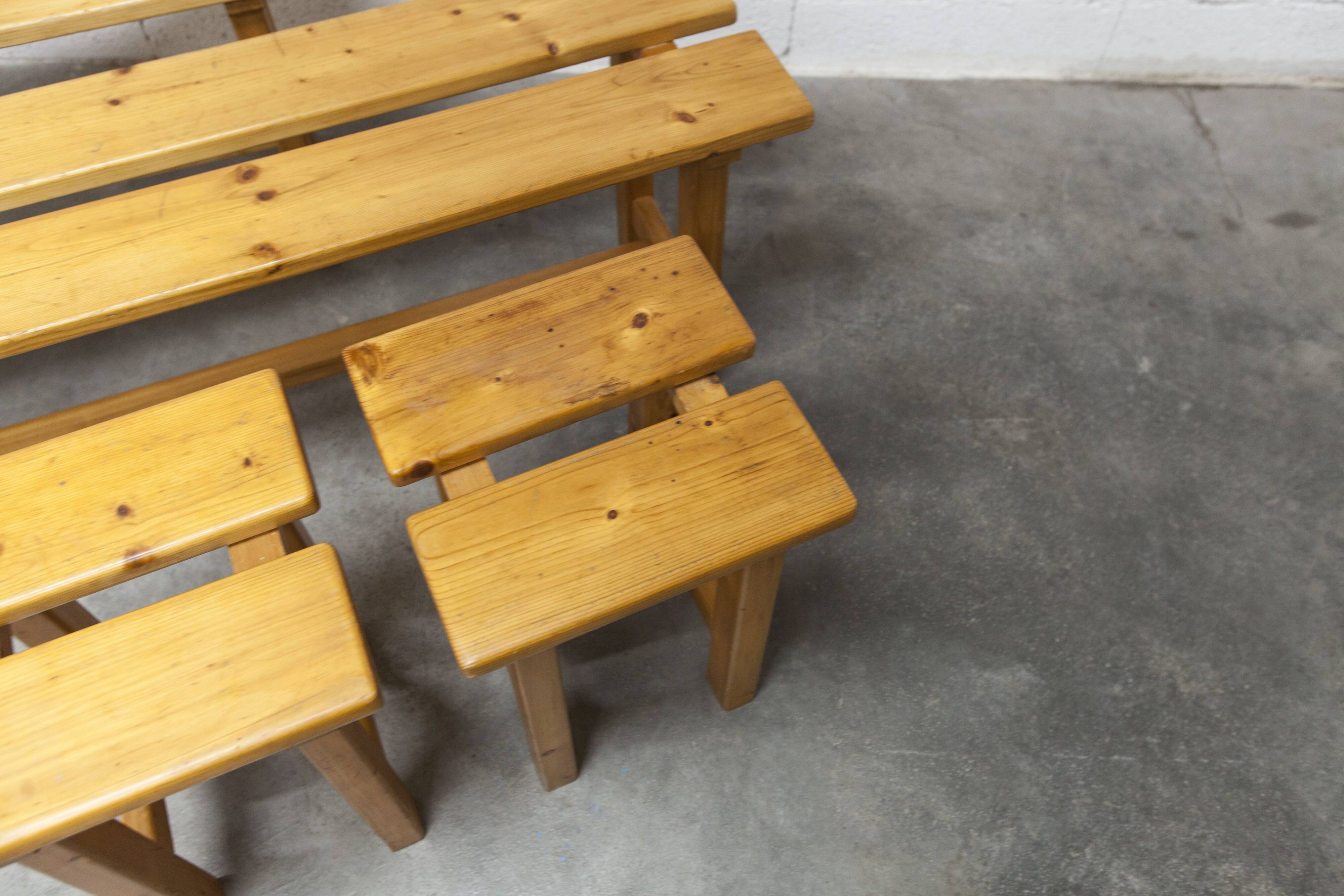 Set of 2 benches and 2 stools in pine, 1970s mountain style.