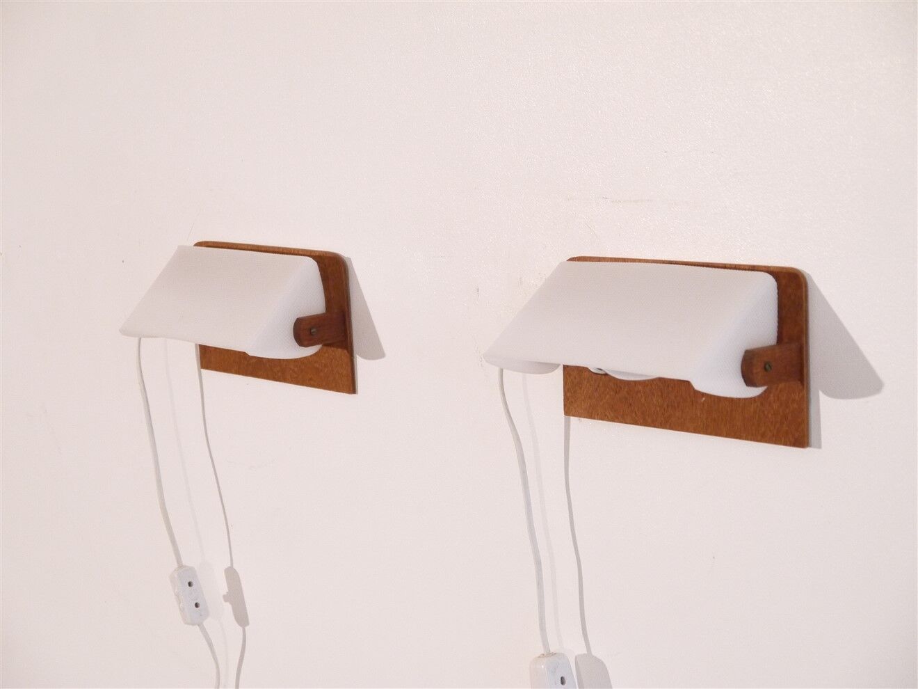 Paire d'applique scandinave en teck et acrylique 1970