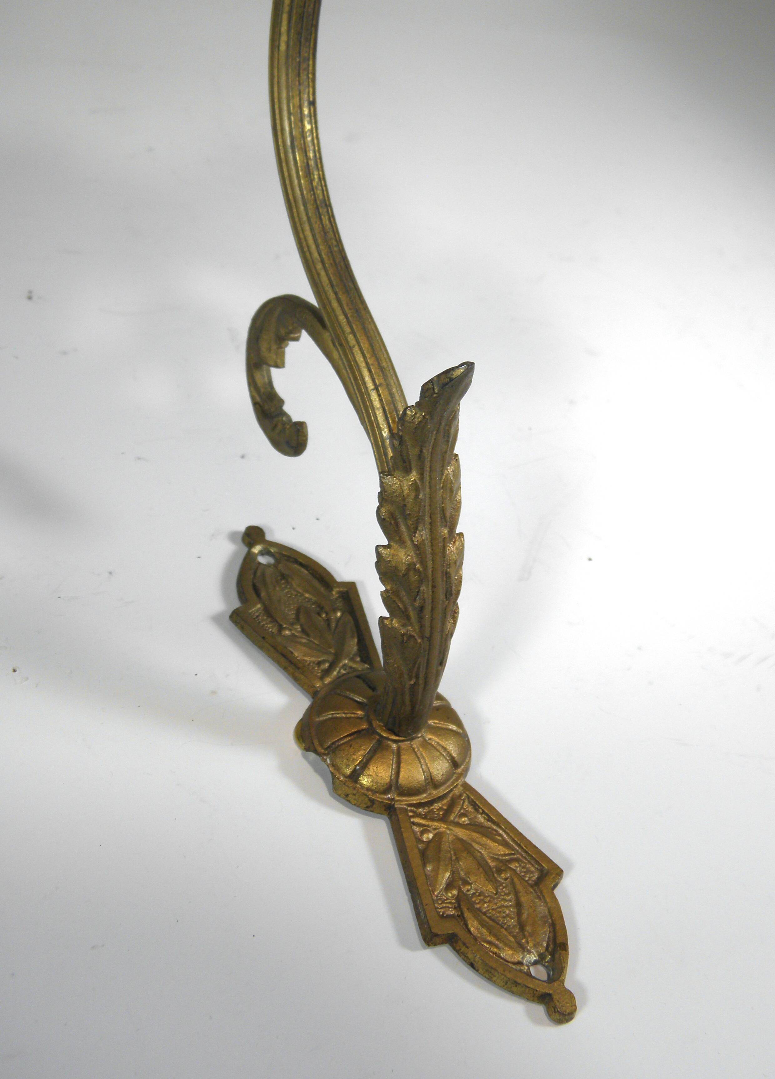 Swan neck wall light in gilded brass and glass