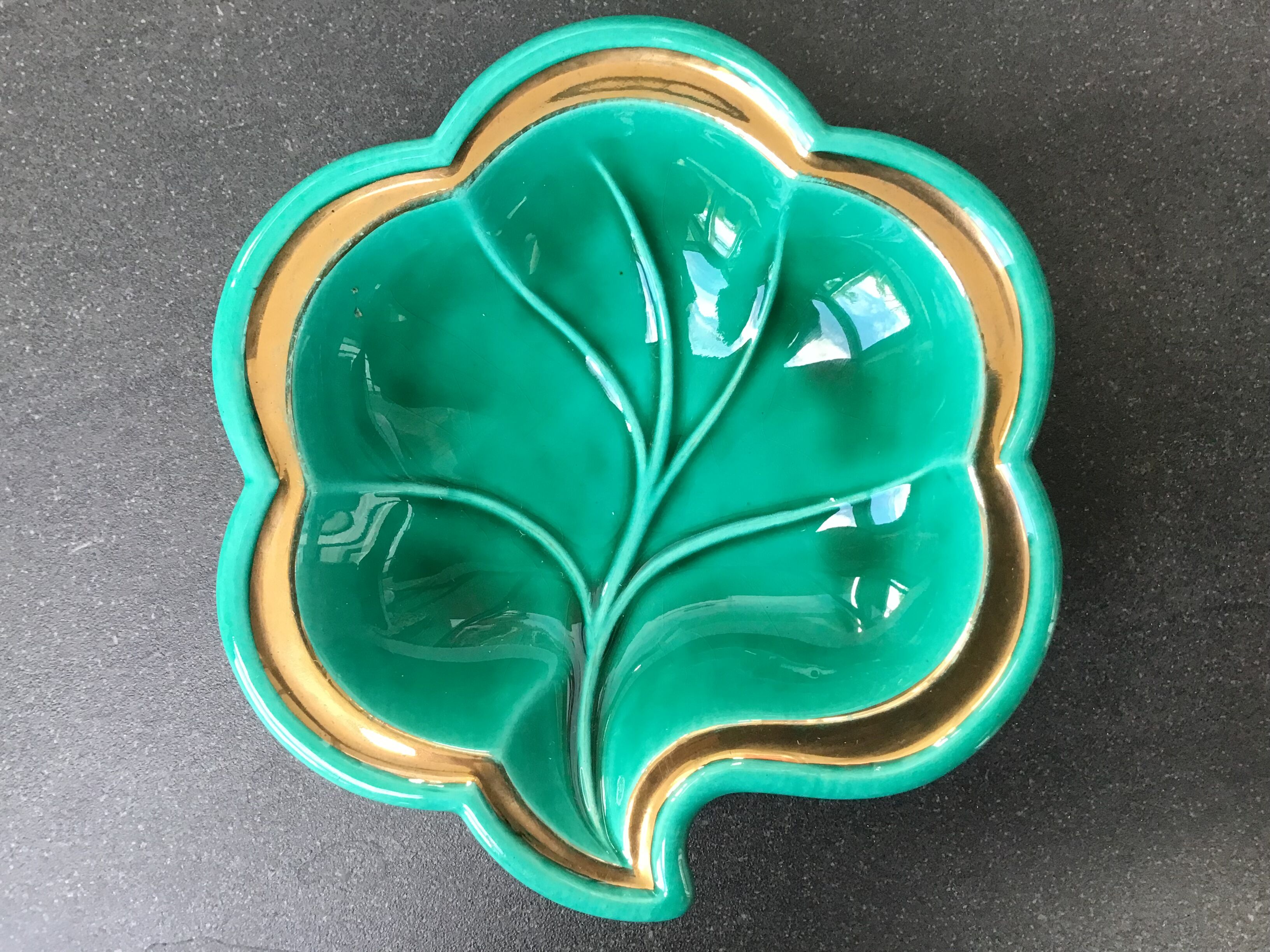Verceram butter dish in the shape of a leaf, with its knife