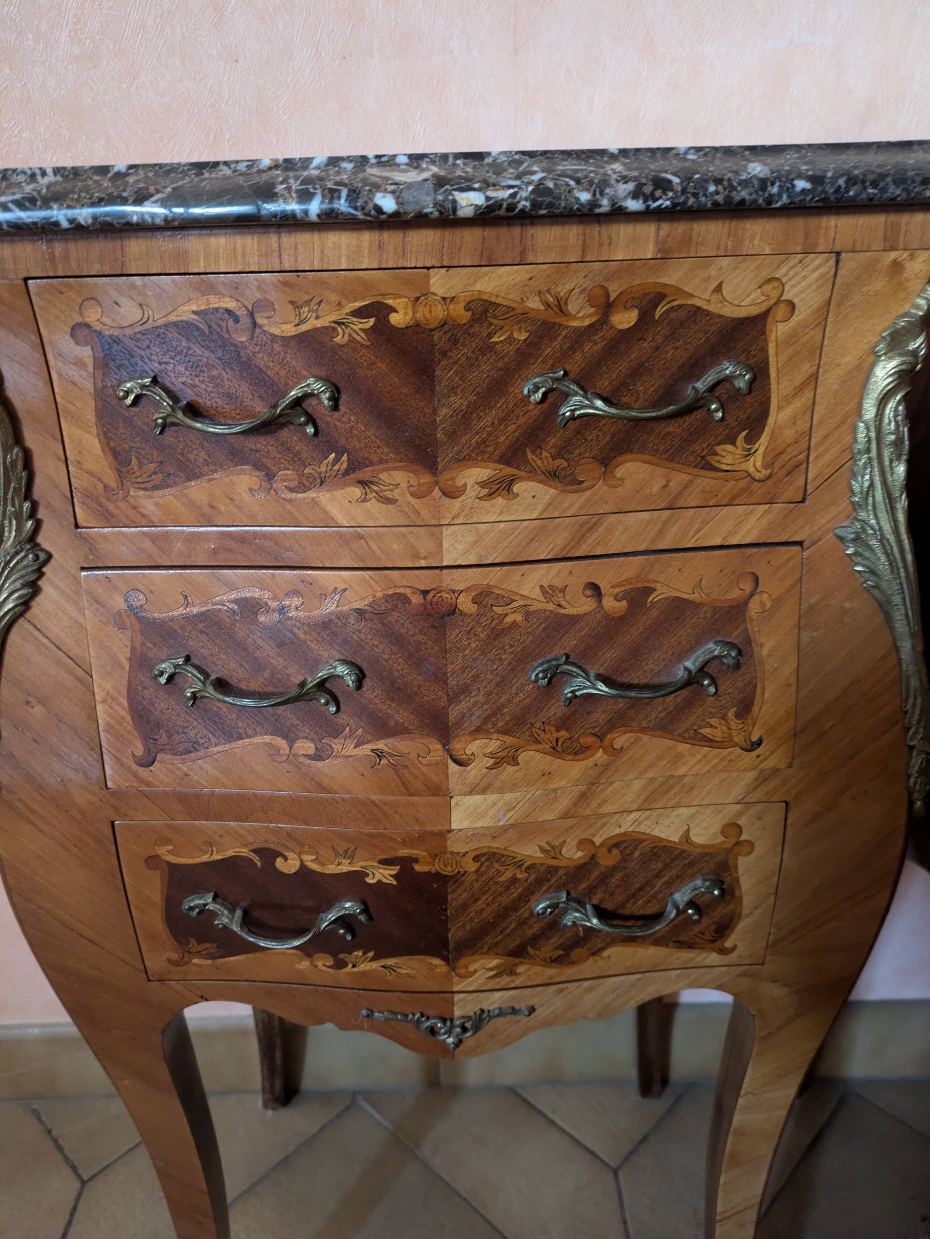 Paire de tables de chevet de style Louis XV