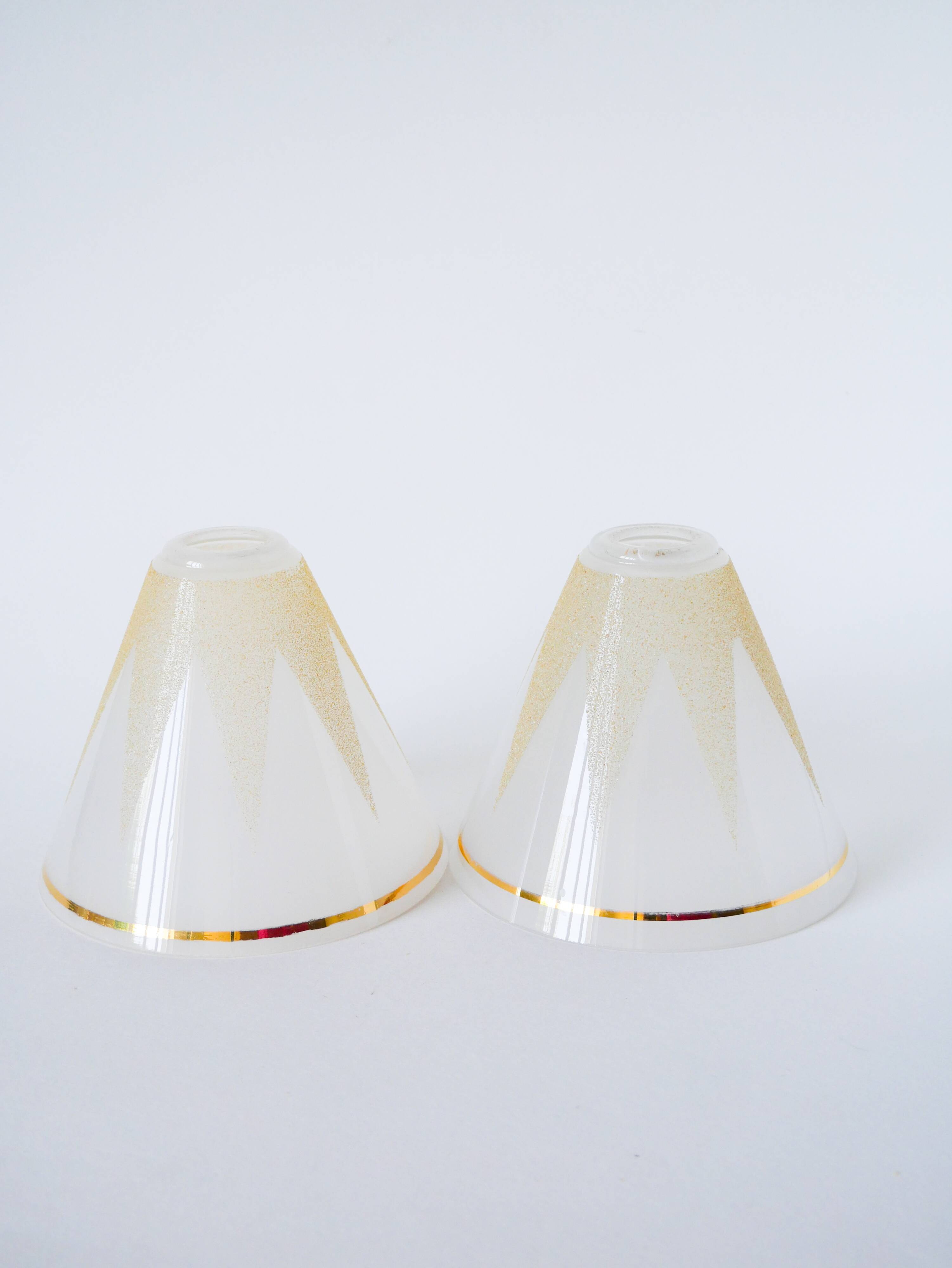 Glass pendant light with graphic patterns and textured trim, White and Gold, 195