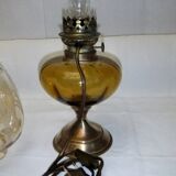 ancienne lampe  de table ou chevet lampe à pétrole électrifiée
