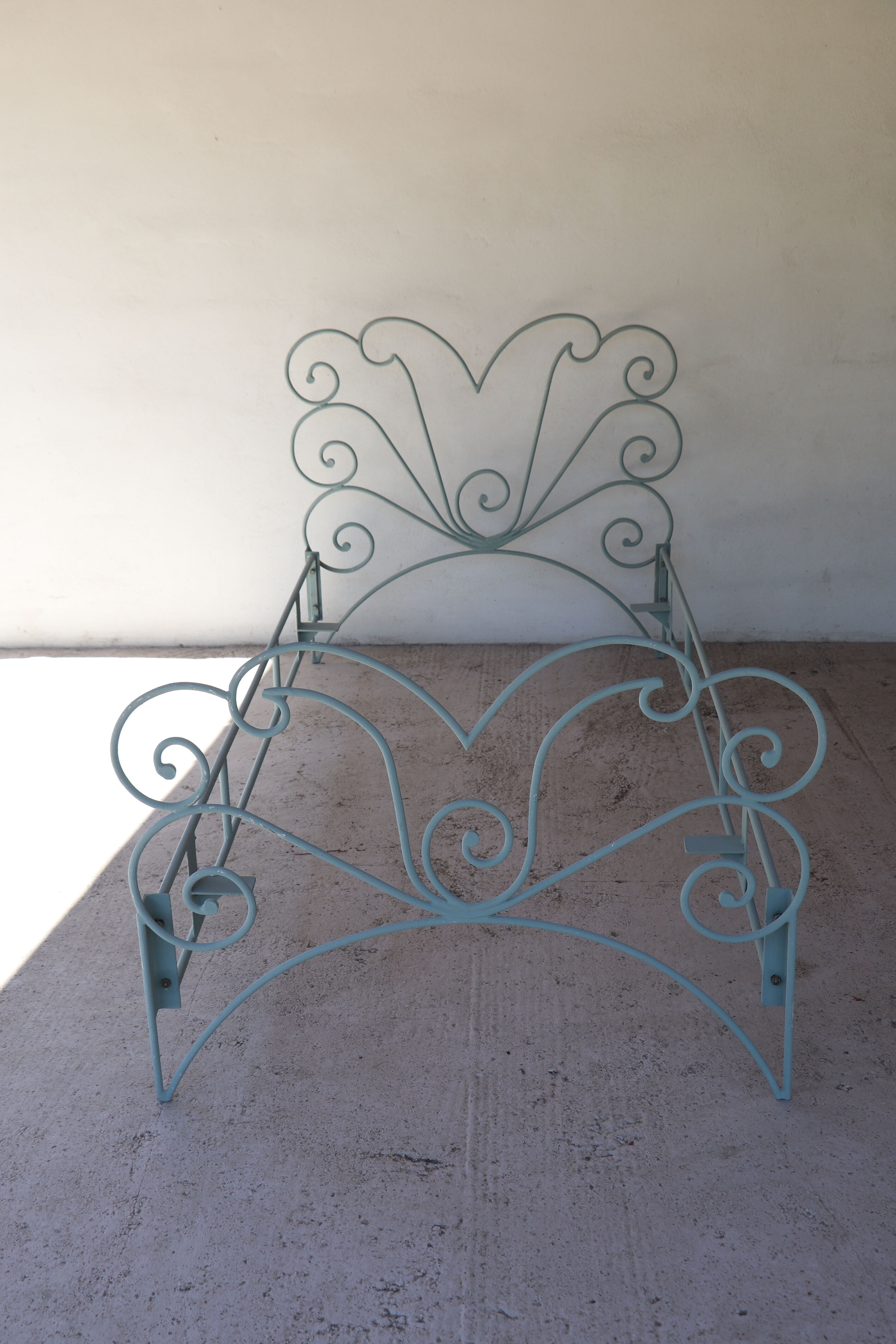 Volute wrought iron bed