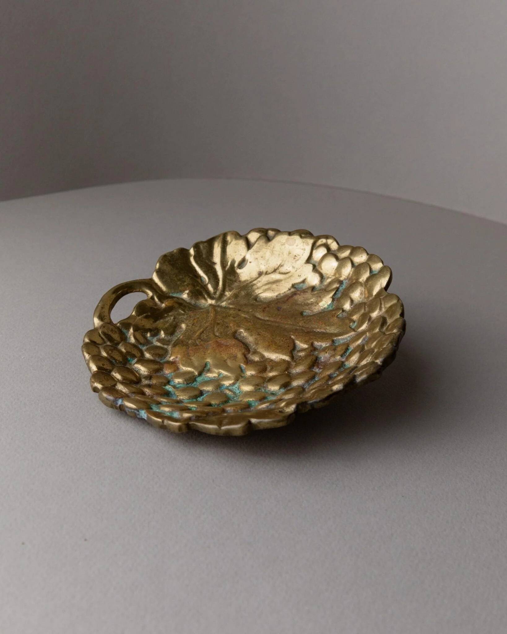 Vintage brass ashtray - cluster structure - Italy 1960s - metal art, timeless design - elegant table decoration, perfect gift idea