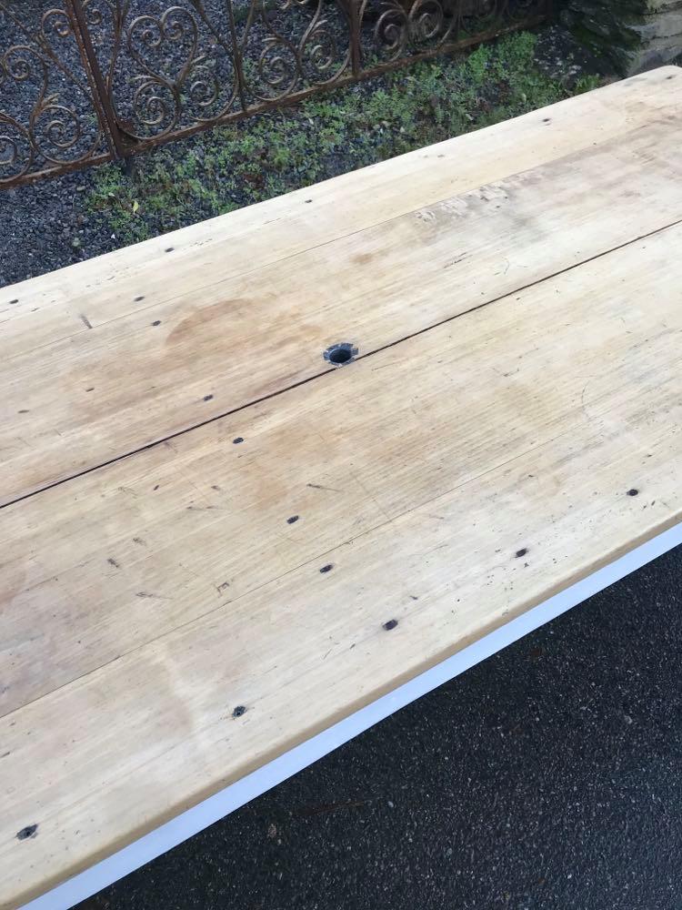 Bi-colored farm table