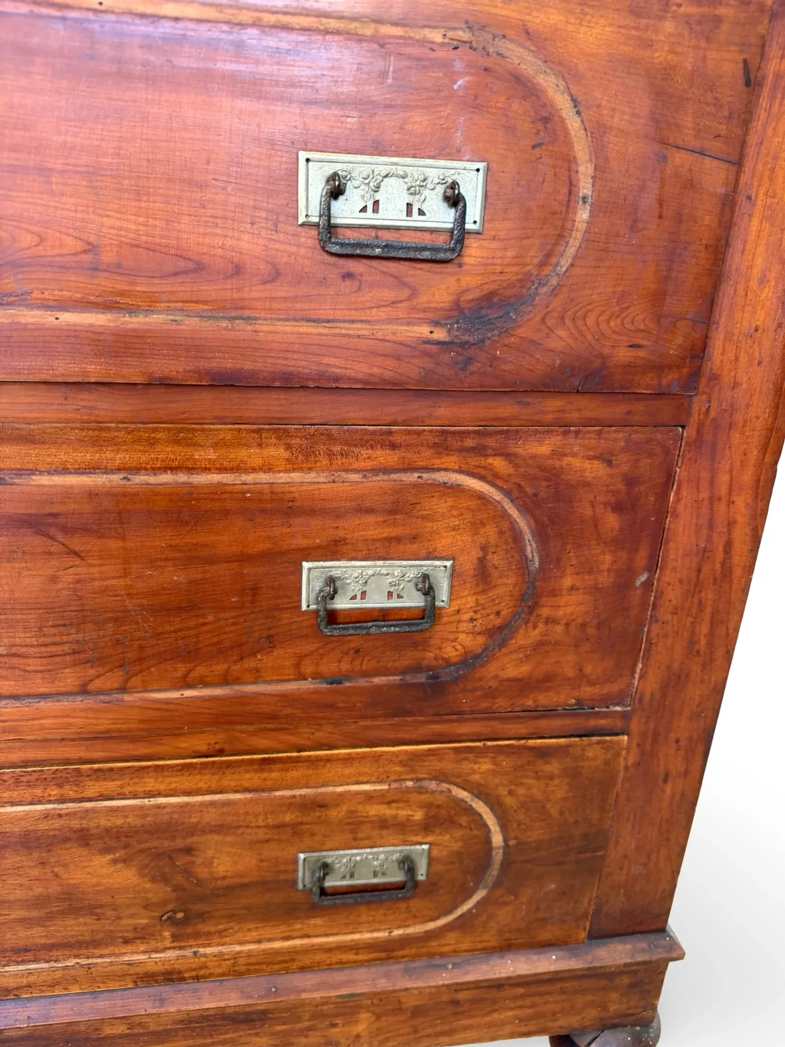Antique Italian walnut chest of drawers dating to the late 19th centur