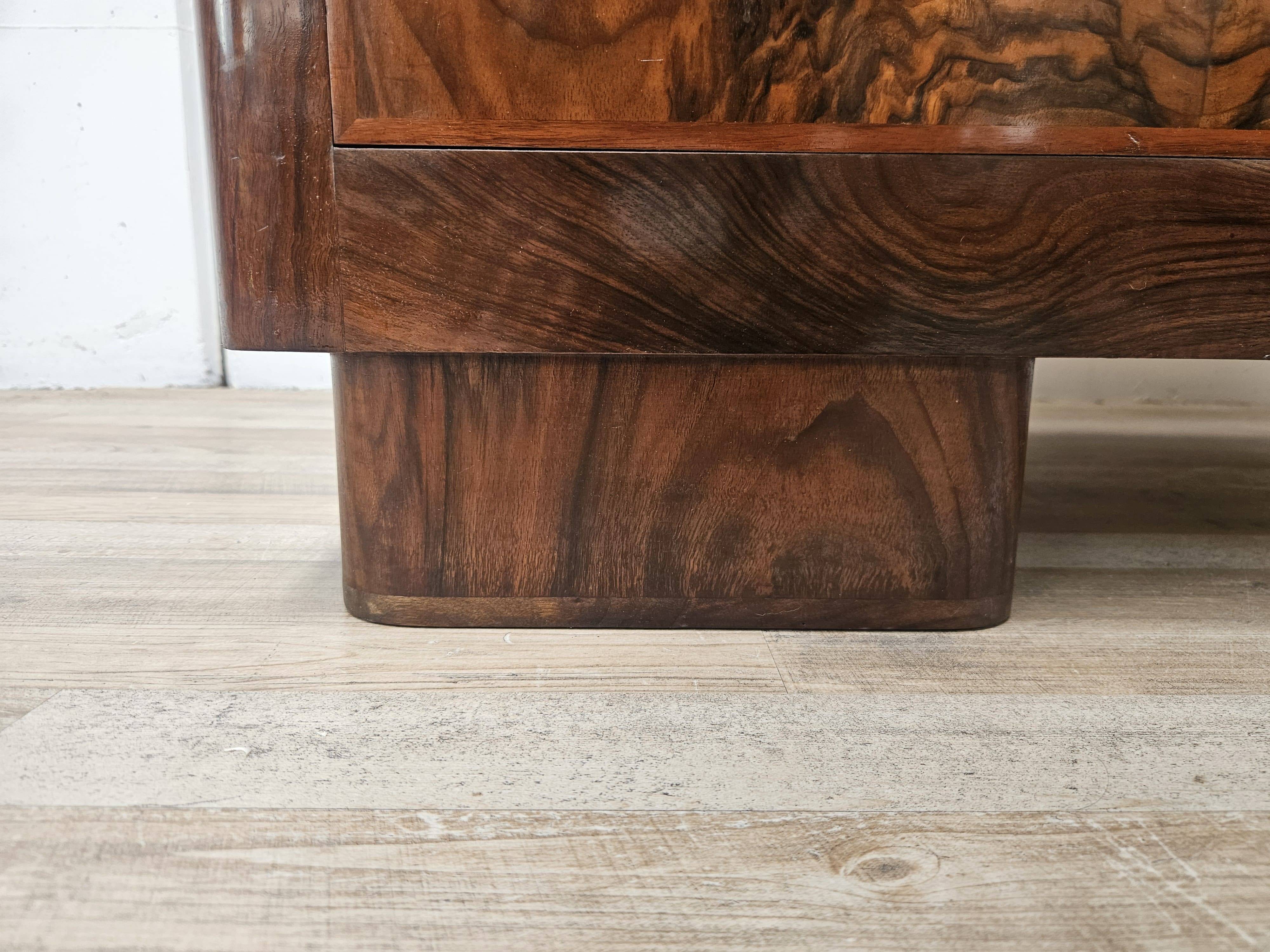 1940s Art Decò chest of drawers in walnut burl with black glass top