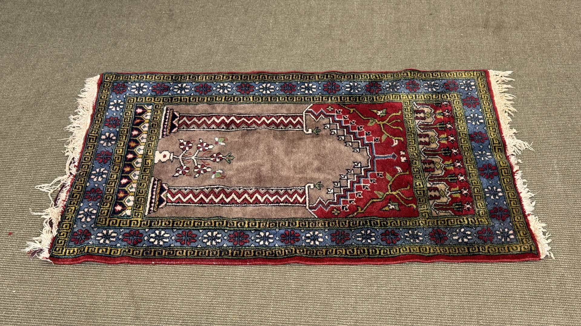 Handmade wool Iranian carpet - 1.26m x 0.75m