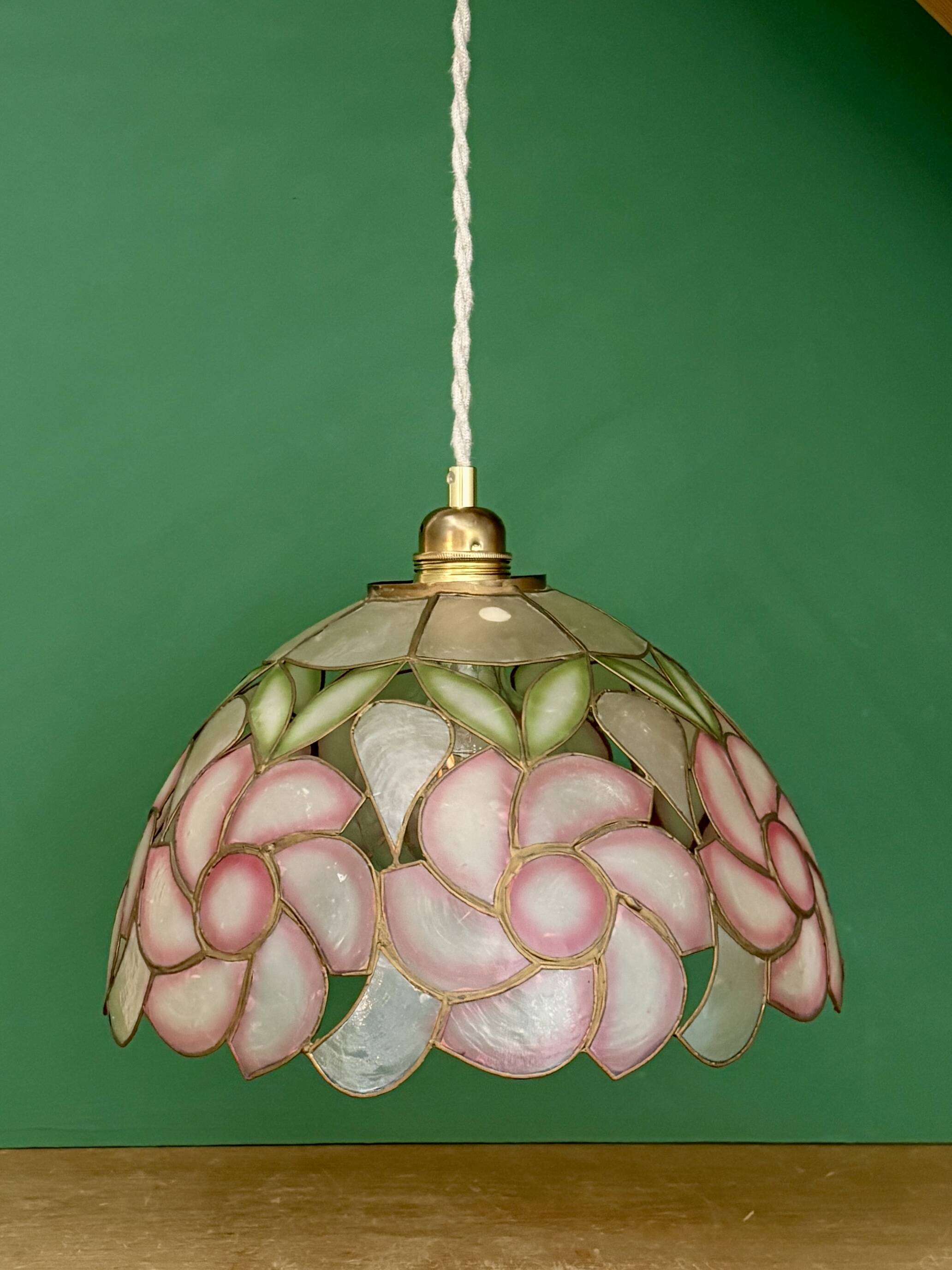 Suspension antique lampshade in pink mother-of-pearl