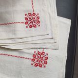 Nappe à thé brodée avec serviettes