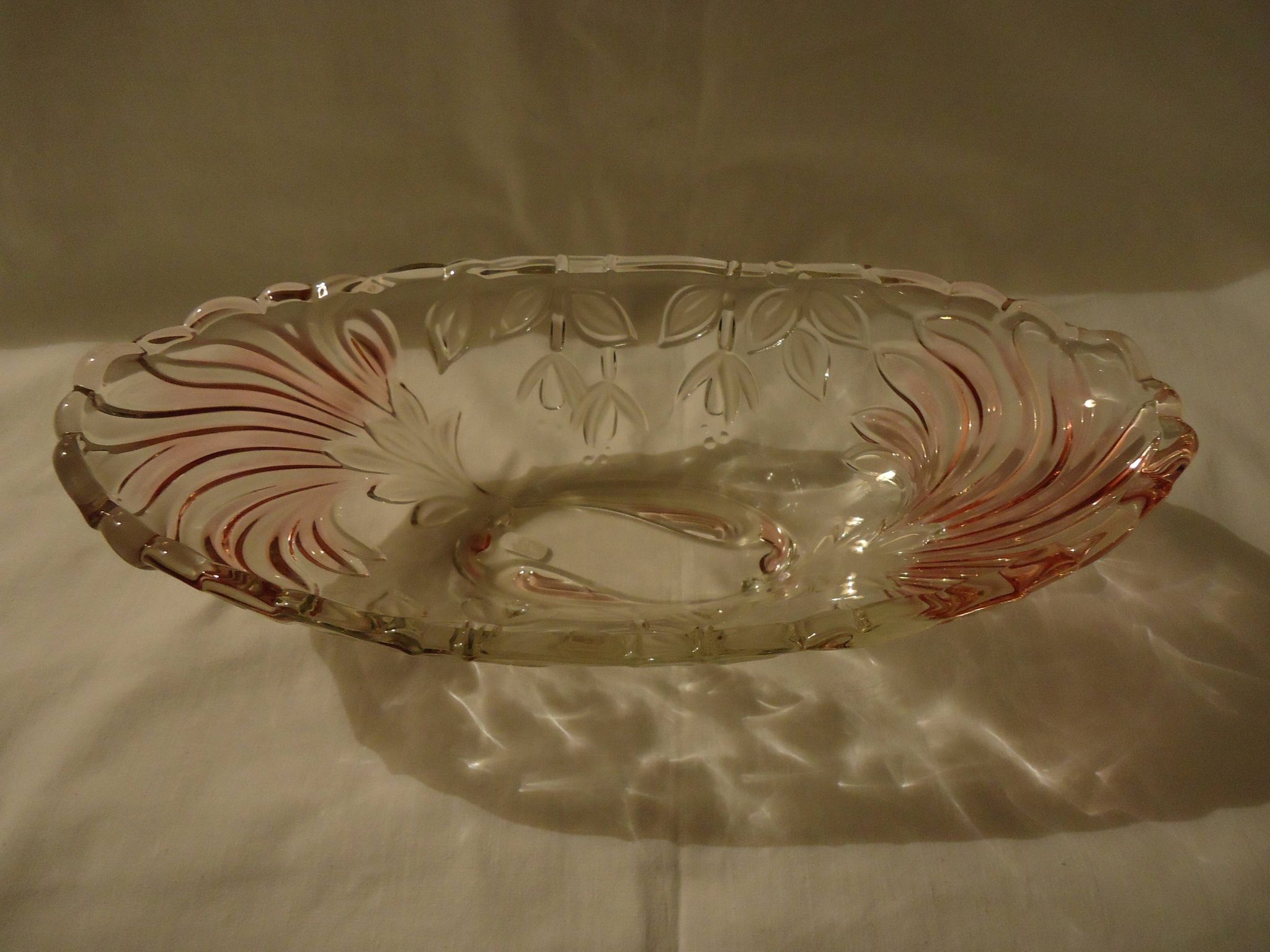 Oval bowl in crystal and frosted glass, pink and frosted.