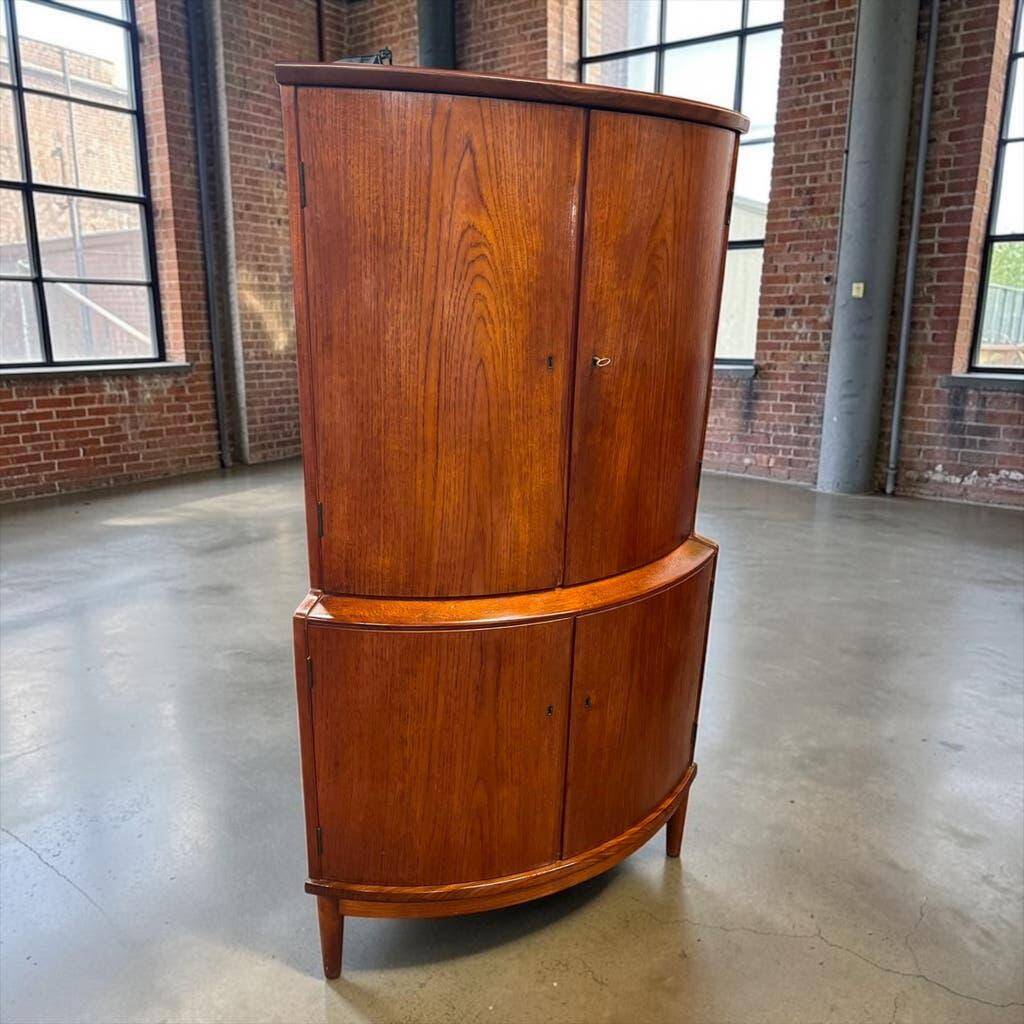 Armoire d'angle/placard vintage en bois courbé