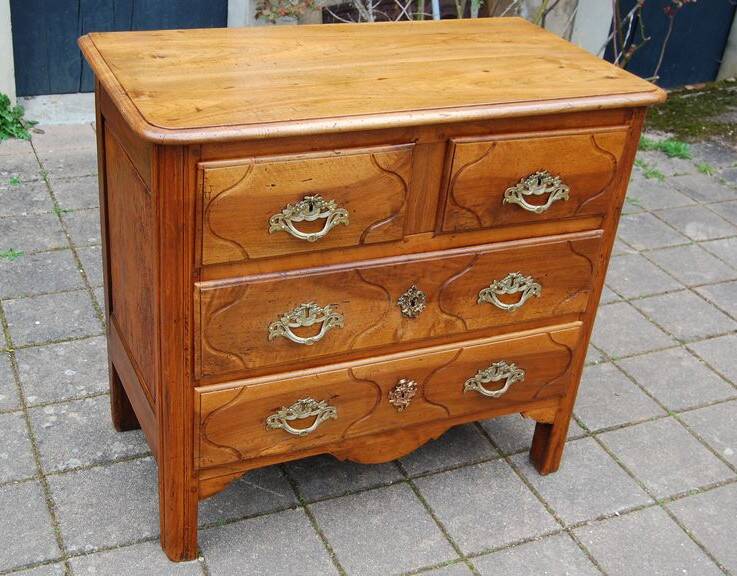 Small 18th century Parisian Louis XV walnut chest of drawers