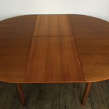 Extendable round dining table
