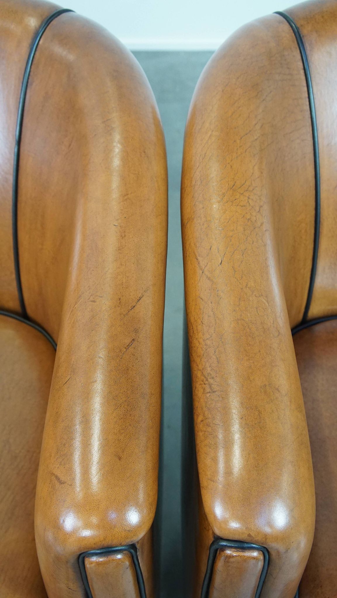 Set of 2 sheep leather club chairs finished with black piping