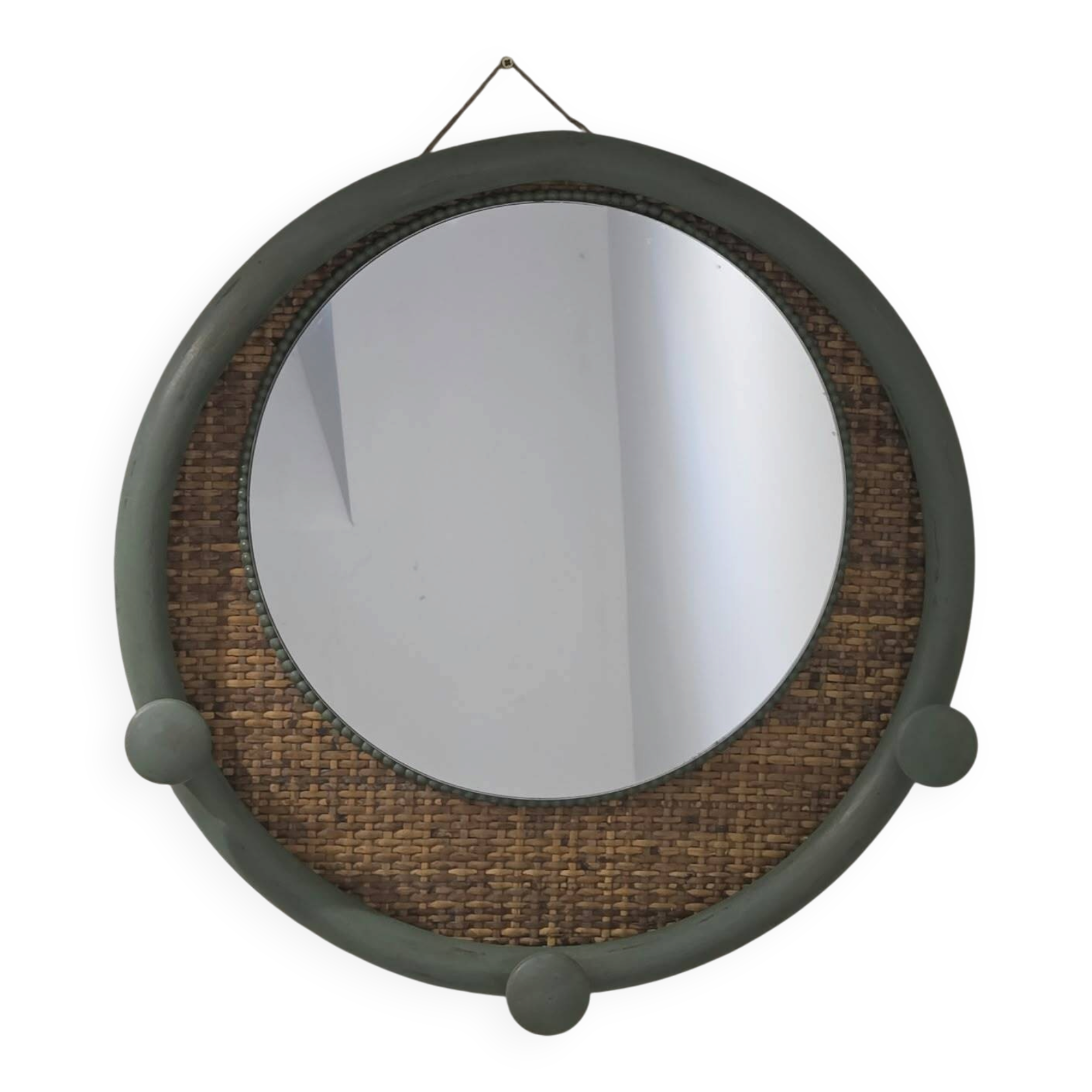 Round decorative mirror in sage green and rattan – Chic country style