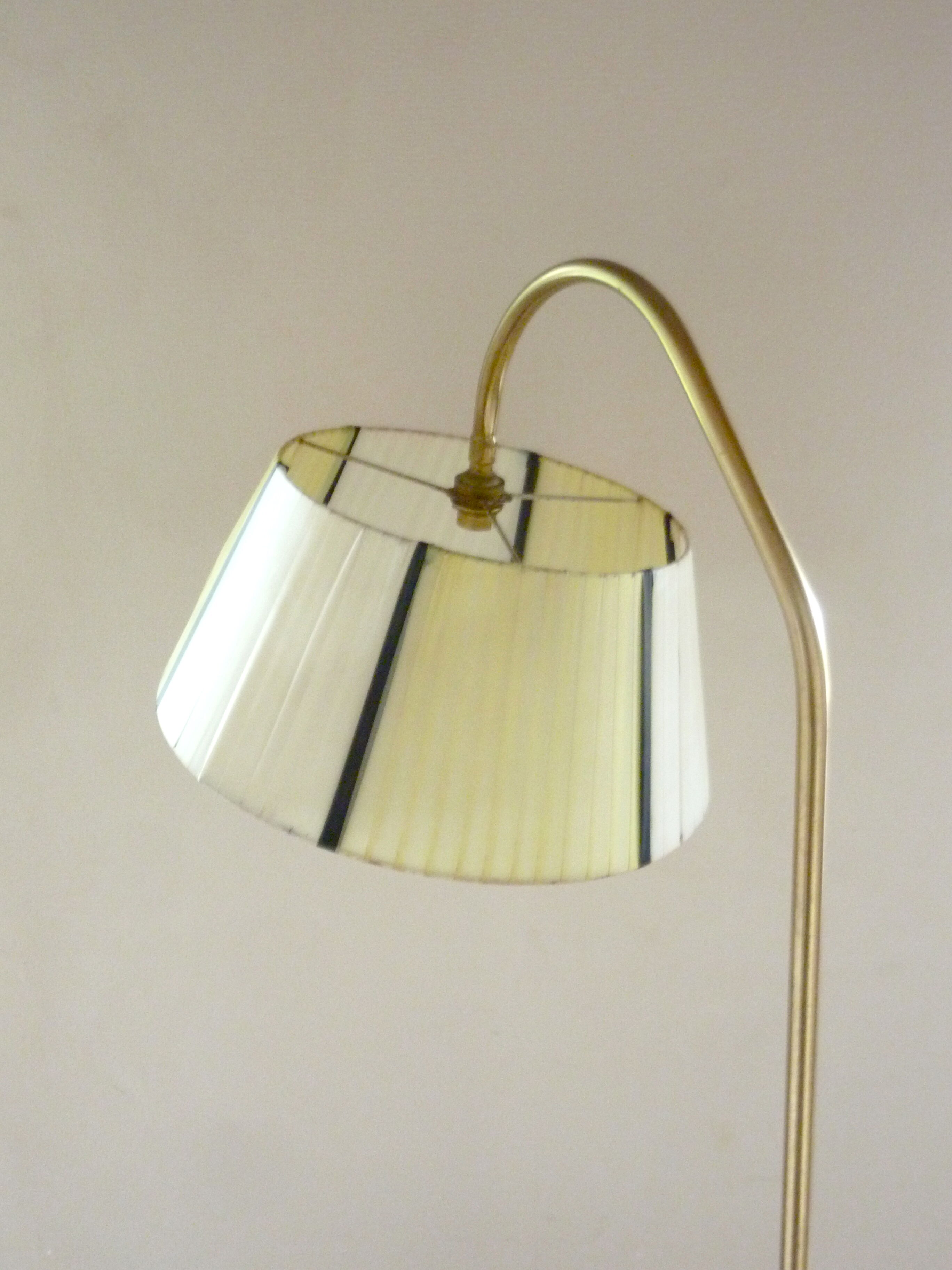 Lampadaire avec tablettes en teck et laiton des années 60